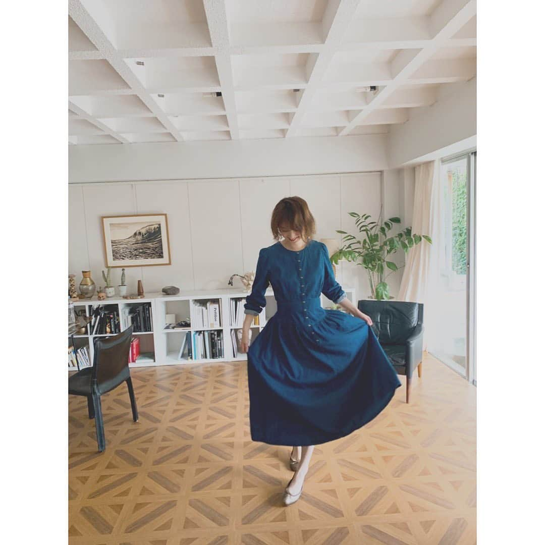 佐々木希さんのインスタグラム写真 - (佐々木希Instagram)「デニムワンピース♡ 形がとても綺麗でスタイルがよく見えるように作りました。  これ昨日着てたのだけど痩せた？って2人に言われました！笑 特に体重は変わっておりません😅  #iNtimite#AW #新作」9月13日 22時16分 - nozomisasaki_official