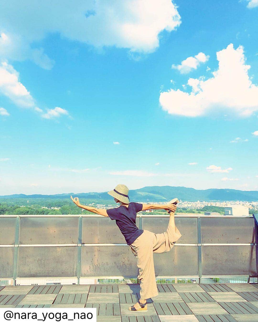 narafamily | ならファミリーさんのインスタグラム写真 - (narafamily | ならファミリーInstagram)「続いて二人目 ヨガのポーズと共にきれいな奈良の空をアップしていただいた「nara_yoga_nao」さんに決定！おめでとうございます♪ . いちびるオバハン。 夏空！ (・∀・) . #奈良空 #ナラソラ #奈良の風景 #わたしは奈良派  #ナタラージャアーサナ  #ダンサーポーズ #壮美のポーズ  #ならファミリー #ならファで見つけた夏  #ならファで見つけた帽子 #屋上ヨガ #更年期ヨガ #妊活ヨガ #シニアヨガ #パニック障害と生きる  #アメブロ更新しましたストーリーズから  #ヨガの和ほこほこ明るい更年期部というfacebookグループを作りました女性限定ですfb検索してくださいねヨガ未体験でもオーケーです悩み事話しましょう #奈良ヨガサークル #奈良ヨガ教室 #ヨガの和ほこほこ」9月13日 22時13分 - narafa.jp