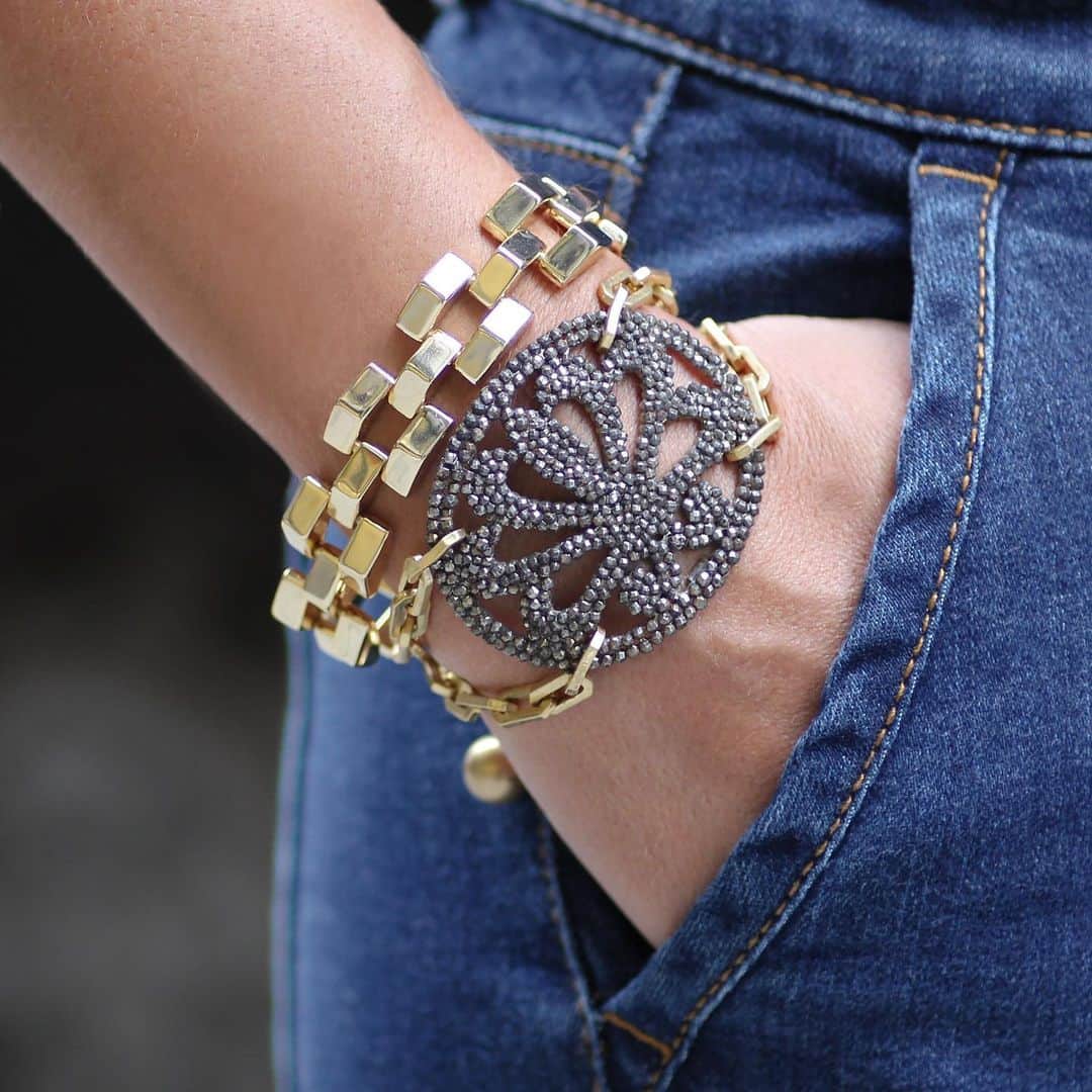 ルル フロストのインスタグラム：「At the intersection of antique and modern, this vintage Victorian-era Cut Steel Bracelet stacks perfectly with our sleek Power Bracelet. Both 25% off right now in our Friends + Family Sale. #lulufrost」