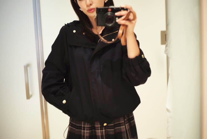 井上晃子さんのインスタグラム写真 - (井上晃子Instagram)「BI-COLOR BLOUSON/navy×black◾️◾️◾️◾️◾️ モカの色違いは使えること、間違いないdark navy。 金具がgoldなので華があり◎ スカートorパンツ、どんなSTYLEにもハマるジャケット。 夜のNYは寒いので毎晩コレを羽織ってる❤︎ 軽くてあたたかいよ。 . . (9.20 Nagoya  popup先行発売)  #akiki#aw19#madeinjapan #newyork#ny#nyc#akikiinnyc」9月13日 22時15分 - akiki_2015