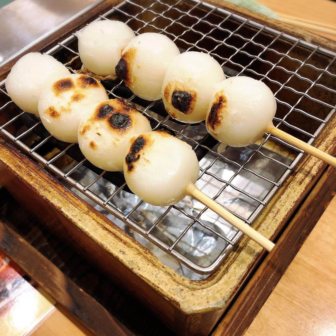 小坂温子さんのインスタグラム写真 - (小坂温子Instagram)「すき☺️🍡 #だんご自分で焼く  #お団子 #たまたま  #楽しいな  #きな粉で食べたよ  #コメダ和喫茶」9月13日 22時26分 - kosaka_atsuko