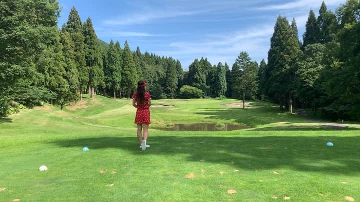 のインスタグラム：「ギリギリワンオン動画⛳️ 自然豊かでとっても気持ちよかった〜〜 . このホールはパー取れたけど、 いつもはワンオンすると3パッドしちゃう🥺 なんでなんだろう、、？」