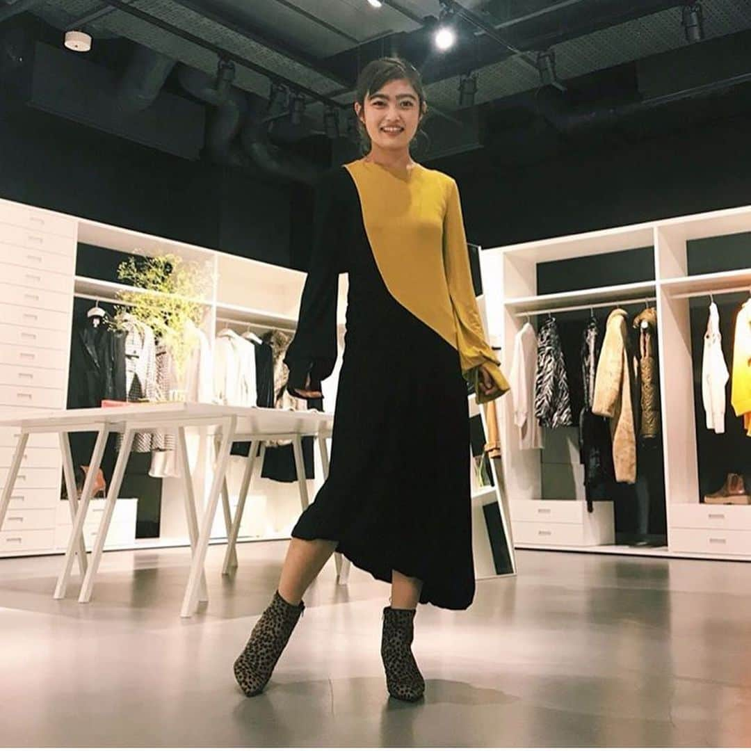 井上咲楽さんのインスタグラム写真 - (井上咲楽Instagram)「. H&M STUDIO 2019AW行ってきました！いちど番組でお世話になった時にhmのスタッフさんがすごく気さくに話してくださって、そこから親切にしていただいてます🙇‍♀️ . ワンピースのシルエットがとっても綺麗で、一枚でかっこよくなれる！とっても下半身デブなんですが、隠せる！🙇‍♀️ .  #hmstudio  #hmstudioaw19 . ↓通常のラインもかわいかったー！ . スカートもくるっと動くとほわっと広がりました！迫力がすごい！動くと可愛いからジャンプ、すてっぷ、おちゃめにたくさん動きたくなりました。トップスもスカーフ柄で可愛い。付いてるスカーフも色々アレンジできそうです！ .」9月13日 22時24分 - bling2sakura