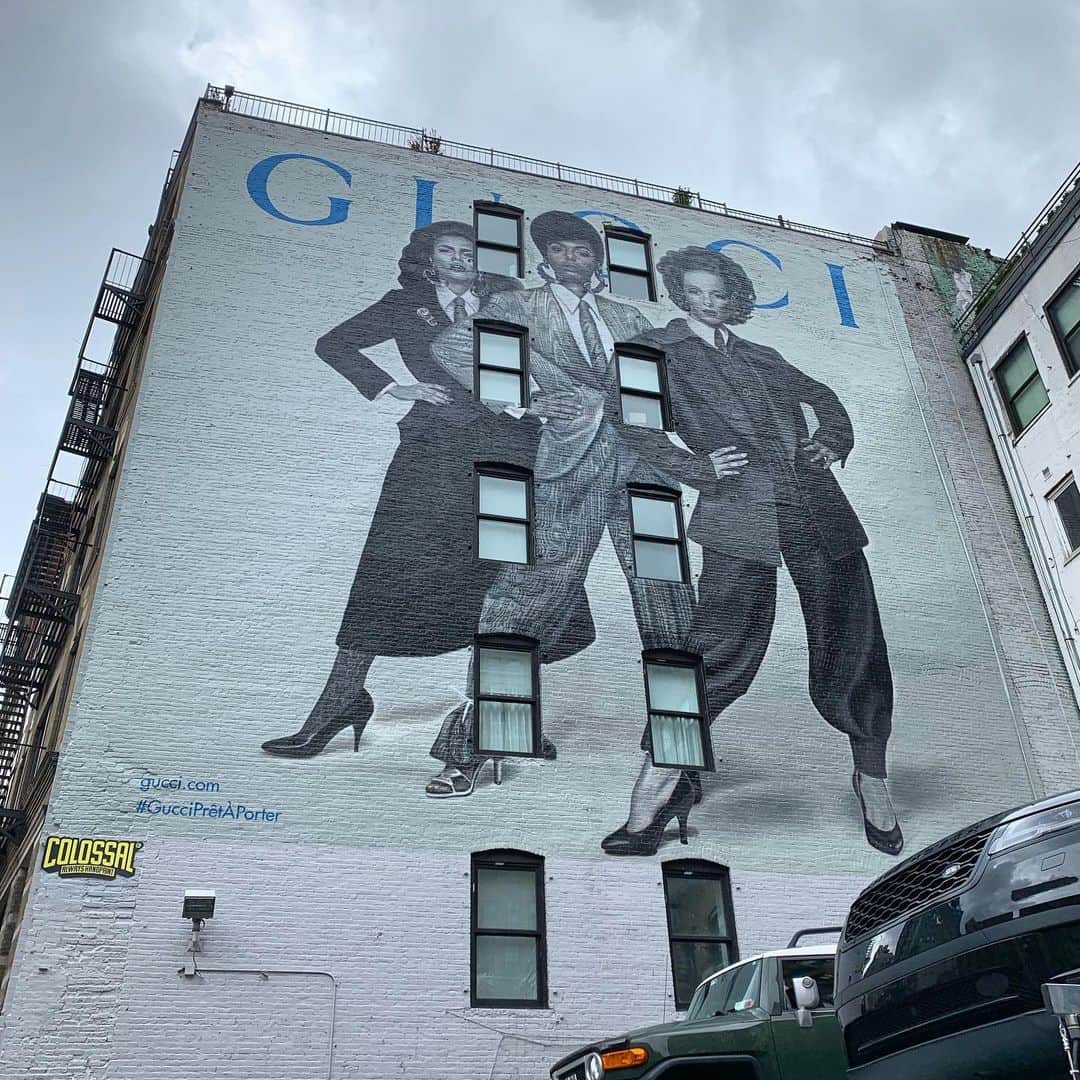早川茉希さんのインスタグラム写真 - (早川茉希Instagram)「GUCCI💚❤️ ・ NYは街歩きが楽しい🚶‍♀️🚶‍♂️ ・ #nyc #soho #ny #wallart #ニューヨーク生活 #アメリカ暮らし #🗽 #ニューヨーク旅行」9月13日 22時34分 - maki_hayakawa