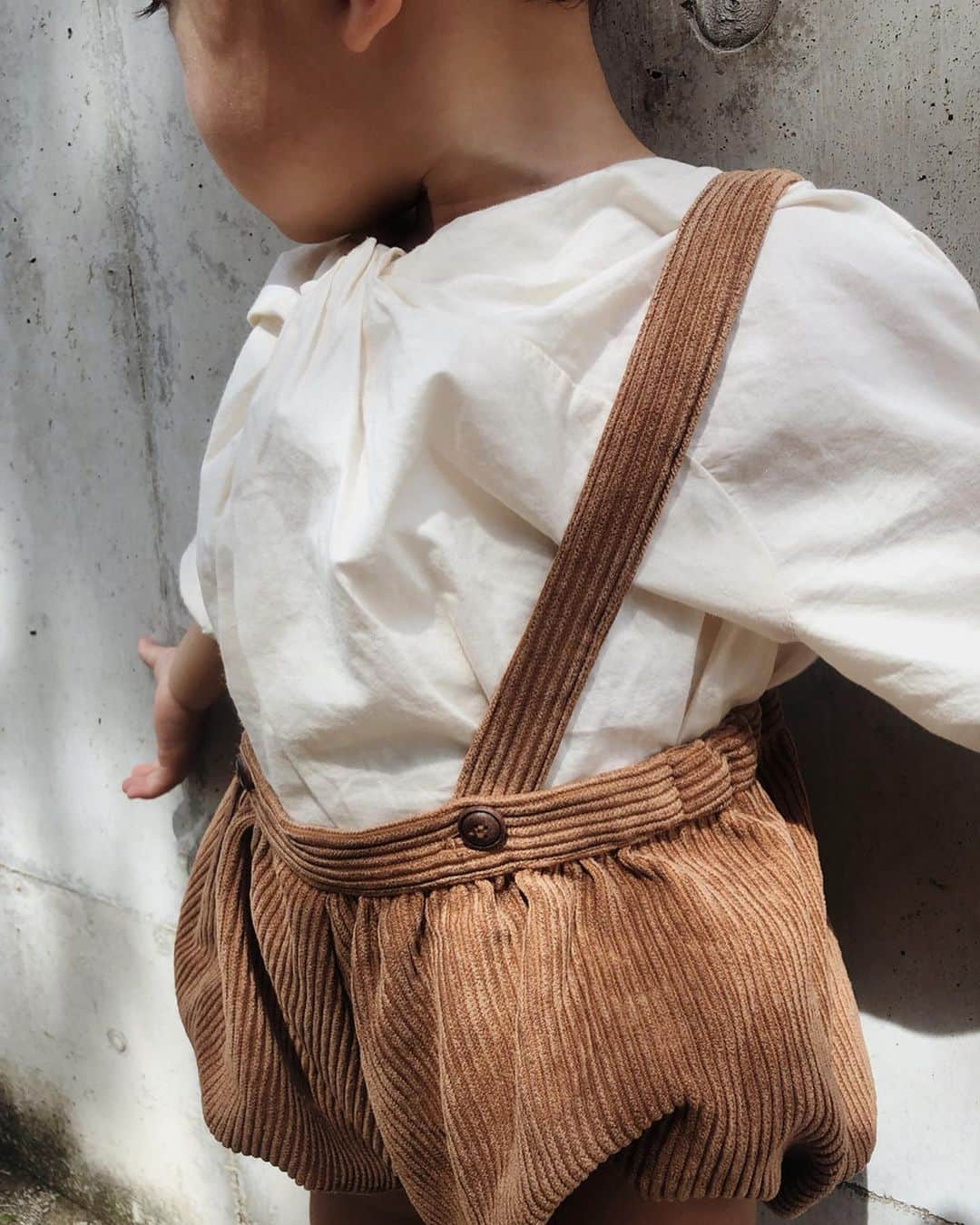 目見田早弥子のインスタグラム：「| 🍂 今日はすごく涼しかったですね。 少しずつ秋めいてきて 娘のファッションも秋へ。 早くハイソックス履かせたいな〜🤤🧡 このブラウスは @bonetetbonet のもので、 とてもお気に入りのブラウス♡ 胸元のデザインがスカーフを巻いてるようで シンプルだけど一癖あって可愛い🌼 ブルマを合わせたら少年のようで可愛かった🥰 Thanks ♡ @coupdecouer」