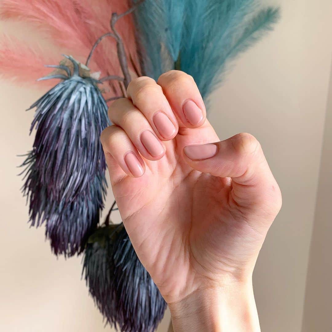 のインスタグラム：「🦋 . 引っ越し作業でボロボロになったネイルを 綺麗にメンテナンスしてもらいました🕊 な〜んて言い訳はあかん！笑 . しっかりハンドクリーム塗って、 ネイルオイル塗って、優しくしてあげようっと。 . いつもお世話になっている @naileostre にて☺️🥑 今回はまろやかなピンクに🐖 #つい爪を使ってダンボールとか開けちゃう #美爪のためにカッターを使おう . . #nail #eostre #恵比寿 #恵比寿ネイルサロン #ネイル」