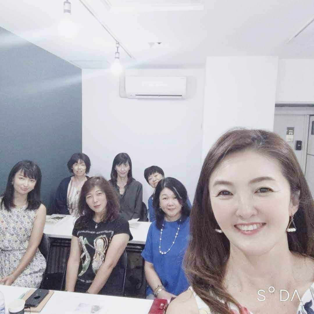 吉村玲香さんのインスタグラム写真 - (吉村玲香Instagram)「㊗️満員御礼㊗️ 昨日は兵庫県西宮市で 【オーラを触って見えるようになる講座】と 【今までにない引き寄せの方法でサクサク夢を叶える講座】  でした！ 🈵満員御礼🈵 有難うございました！  なんと、新幹線で 名古屋からお越しくださった方も！  嬉しすぎます♡ ○○子さん、 有難うございました！  さて、昨日のオーラ講座では、 みなさん、実際にオーラに触れて見れたか？というと…？？ . .  引き寄せ講座を受けてくださり、 いきなり効果が出た様子♡ . .  何か起きたかというと？？ . . . 昨日参加くださった方から 頂戴したご感想などは、　 今日のブログに書きました！ https://ameblo.jp/norincolor/entry-12524701597.html  来週は東京開催🗼です！ 皆さんにお会いできるのが 楽しみ！ . .  そうそう、 貴女の守護女神を読み取って お伝えする女神鑑定ですが、 まだしてますか？との お問い合わせ頂いてます。 . .  まだ承りますので、 お申し付けくださいね！ https://ameblo.jp/norincolor/entry-12510636577.html . .  では、今日、私は、 新しく立ち上げた旅ブログ ★Lady ♡ Trip★ 大人のオンナのときめき旅ブログ  の記事を書いて書いて 書きまくる予定です！ . .  まだ投稿数少ないですが これから増えるので！ ぜひ読んでくださいね。 http://lady-trip.com/ . . .  ではではー！ . . . ★★★〜〜〜★★★ . . Love yourself Believe in yourself  女神のプロデューサー 吉村玲香 . . ★★★〜〜〜★★★ . . . . #引き寄せの法則 #引き寄せのコツ #オーラ #オーラリーディング #オーラ講座 #スピリチュアル #次元上昇 #東京開催」9月13日 22時36分 - yoshimura.reika