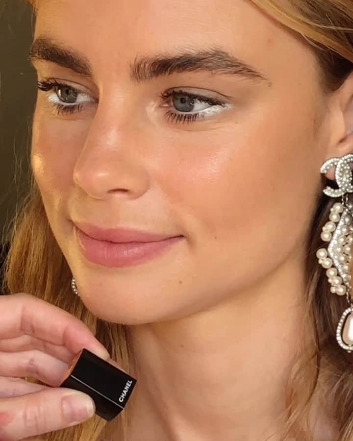 JO BAKERのインスタグラム：「L U C Y • F R Y 🇦🇺 Ice white dash... with a soft matte stain for #lucyfry last night for the @chanelofficial event in LA.  Full story and breakdown coming... Hair @hairbyjohnd  Makeup by me #jobakermakeupartist using @chanel.beauty @welovecoco 💋」