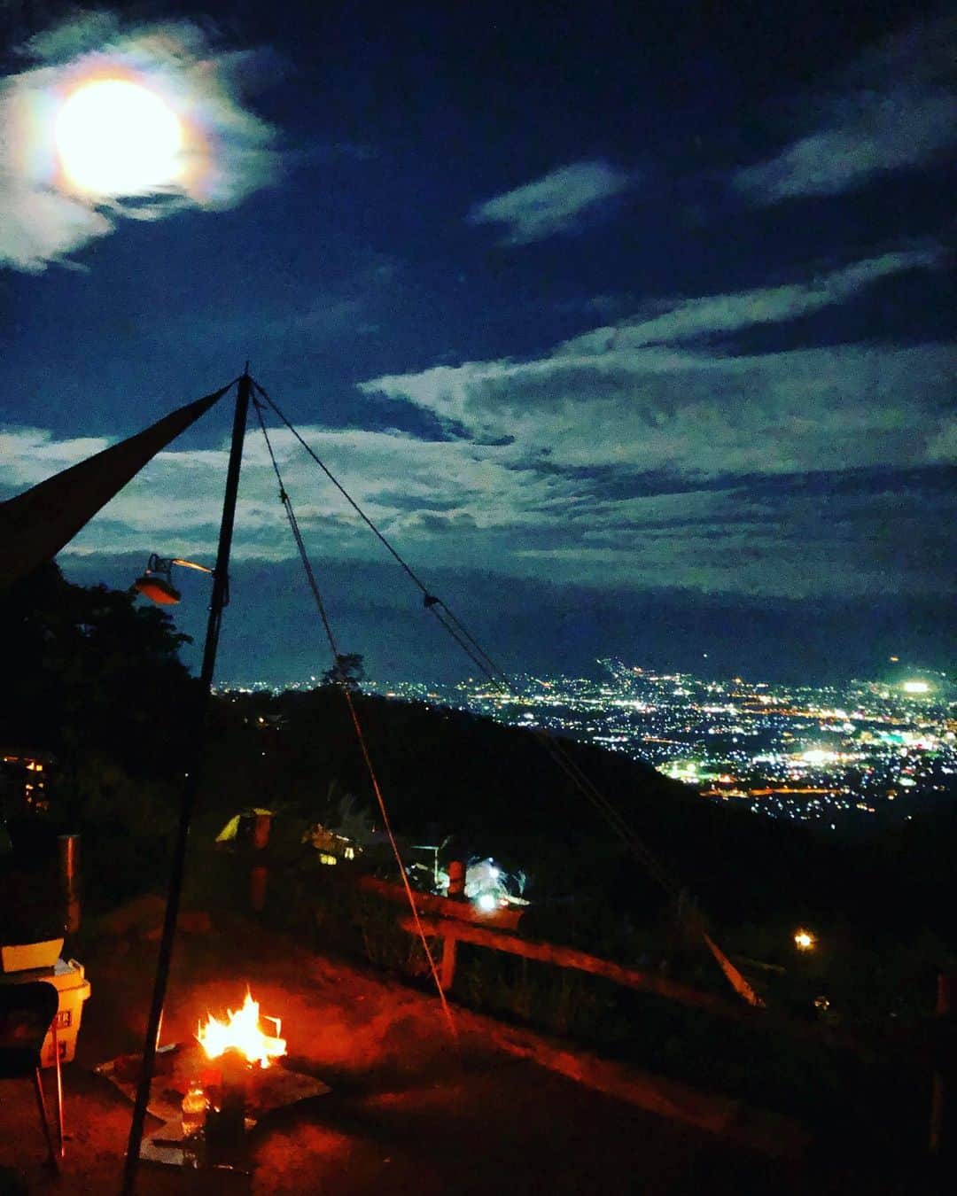 井澤惇のインスタグラム：「13日の金曜日で15夜の満月に焚き火。盆と正月がいっぺんにきたみたいなノリでジェイソンと狼男がいっぺんに来ないのを祈って就寝します。 #ほったらかしキャンプ場」