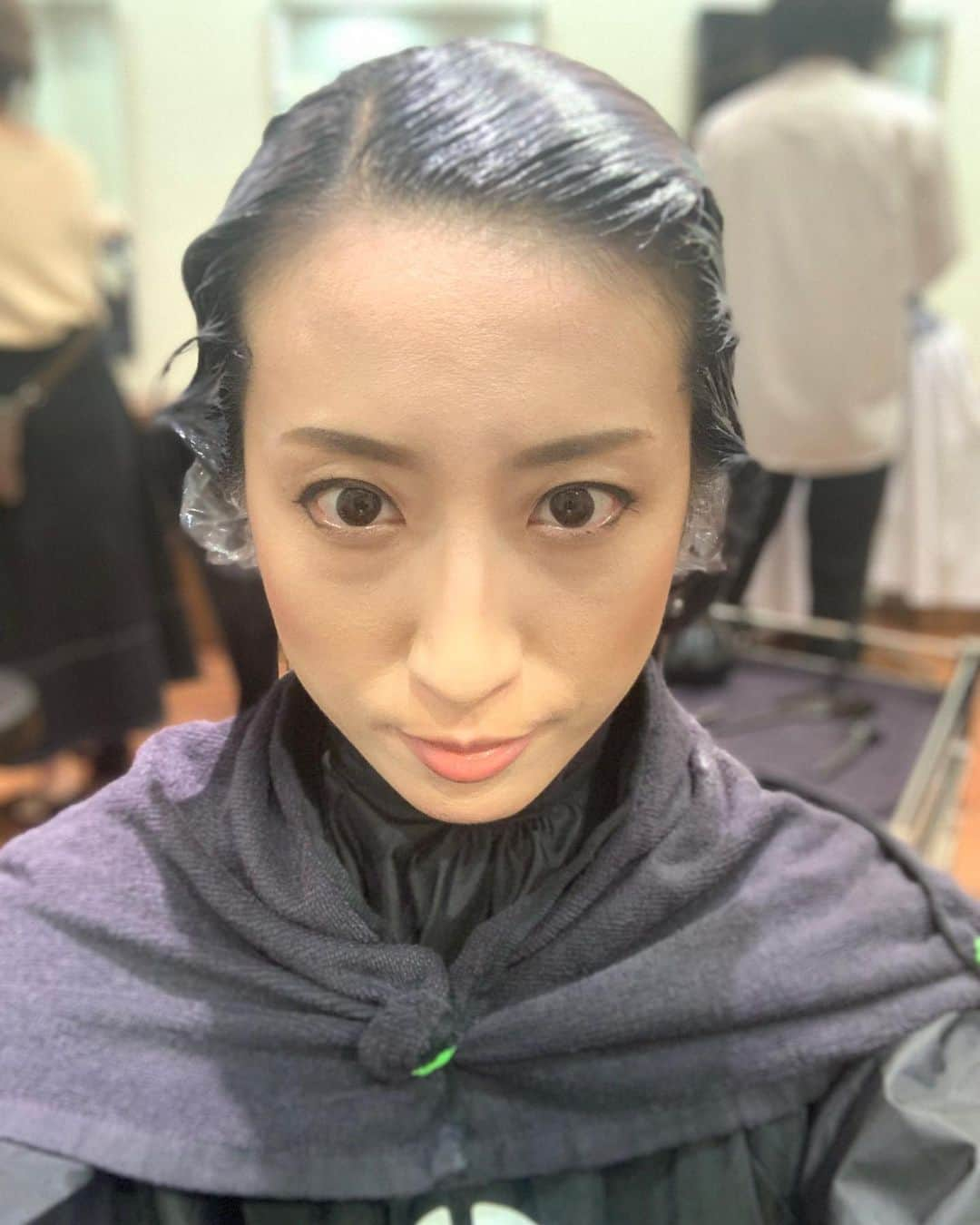 朝風れいさんのインスタグラム写真 - (朝風れいInstagram)「滅多に行かない メンテナンス٩( ᐛ )و ・ ・ ・ こんなふうに自分で巻けない😭 ・ ・ ・ #hairsalon #hair #salon #美容院 #カット #カラー #トリートメント #ヘッドスパ の #フルコース #ありがとうございました #初めて行った #nex #表参道 #担当さん #趙英来 さん」9月13日 22時41分 - rei.wd