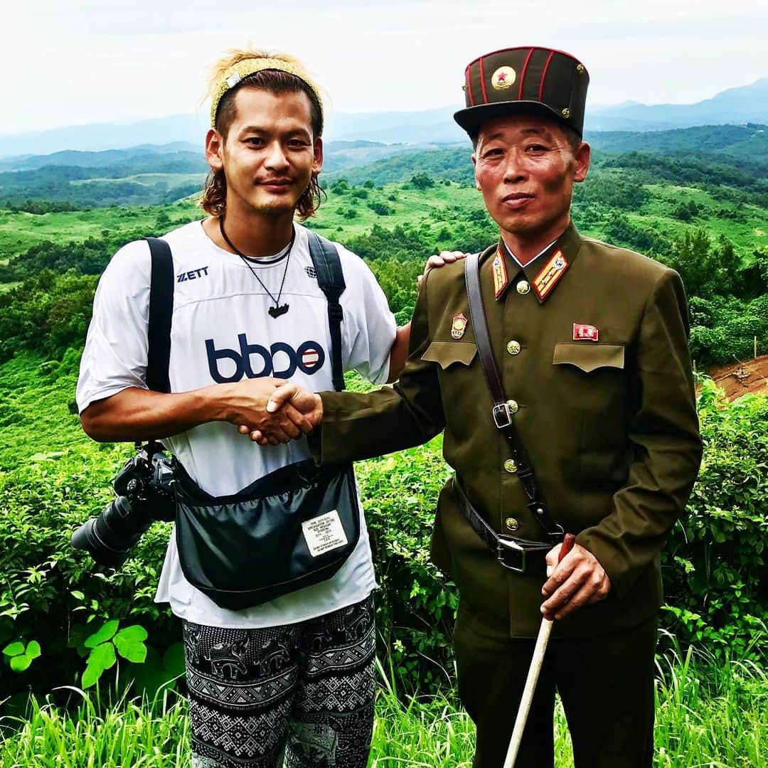 五十嵐恭雄さんのインスタグラム写真 - (五十嵐恭雄Instagram)「旅94ヶ国目の北朝鮮旅🇰🇵 終了して家に到着。✍️ 写真は韓国との国境近くの兵隊さんと。  目標の100ヶ国まであと少し。  そして家ってなんでこんなに落ち着くんでしょう。。。 この奥に国境を隔てる壁が万里の長城のようにあるらしいっす。  #北朝鮮  #カメラマン #photographer #cameraman #写真家 #旅 #旅人 #northkorea #kfrea #朝鮮 #丹東 #trip #triper #china」9月13日 22時55分 - yasuo_ikarashi_