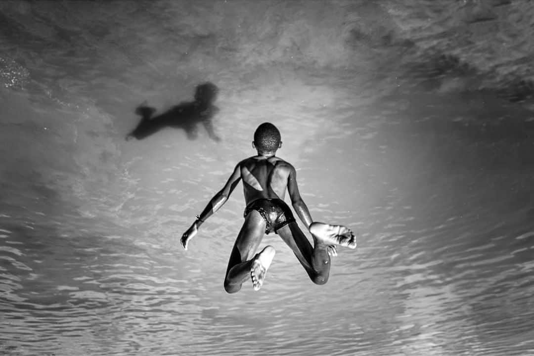 ライカさんのインスタグラム写真 - (ライカInstagram)「A young boy dives into water in Angola. This shot is part of the AQVA series by Germano Miele (@germano_miele) that explores the relationship between humans and water, and was captured with the Leica Q. What projects will you be working on this weekend?  #🔴📷 #LeicaQ #leica #leicacamera #leicagram #leicaphotography #leicaphoto #leica_world #leica_club #leicasociety #shootleicapro #professionalphotography #angola #everdayafrica #streetphotography #bnw_world #bnw_street #life_is_street #capturestreets #bnwmood」9月13日 23時00分 - leica_camera