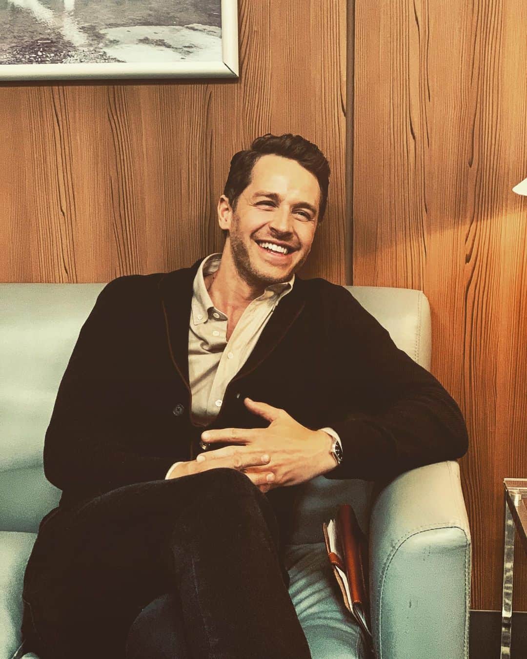 ジョシュア・ダラスのインスタグラム：「Friday the 13th is going a little too well here on the @nbcmanifest set. Should I be worried? #fridaythe13th #manifest」