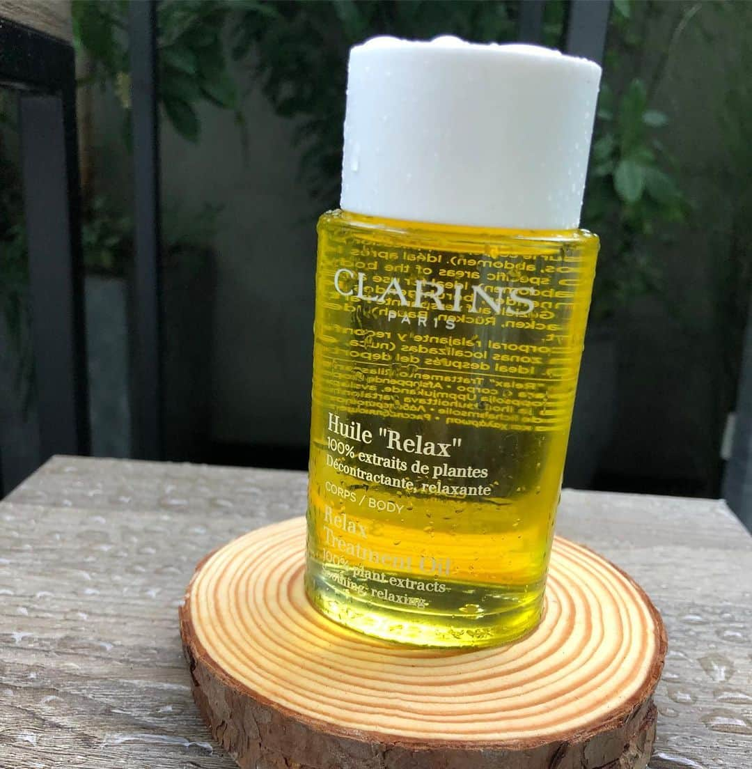 CLARINSさんのインスタグラム写真 - (CLARINSInstagram)「Relax body treatment oil brings the Zen with a stress-relieving, aromatic blend of 100% plant oils—including Basil, Camomile, and Bitter Orange 📷: @laurennlayne #ClarinsSkincare」9月13日 23時02分 - clarinsusa