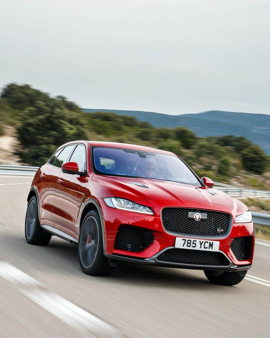 Jaguarさんのインスタグラム写真 - (JaguarInstagram)「#Jaguar #FPACE #SVR in Firenze Red. Shattering conventions has never looked so good.  #Premium #Luxury #Performance #SUV #AWD #V8 #CarsofInstagram #InstaCar #SV #SpecialVehicleOperations」9月13日 23時02分 - jaguar