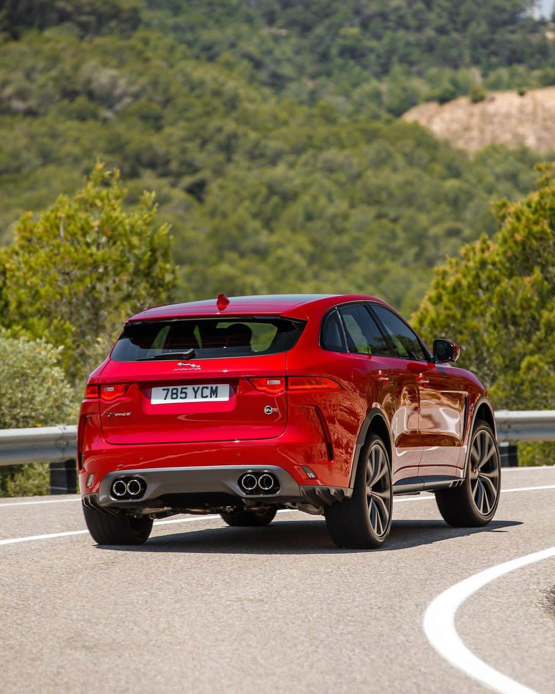 Jaguarさんのインスタグラム写真 - (JaguarInstagram)「#Jaguar #FPACE #SVR in Firenze Red. Shattering conventions has never looked so good.  #Premium #Luxury #Performance #SUV #AWD #V8 #CarsofInstagram #InstaCar #SV #SpecialVehicleOperations」9月13日 23時02分 - jaguar