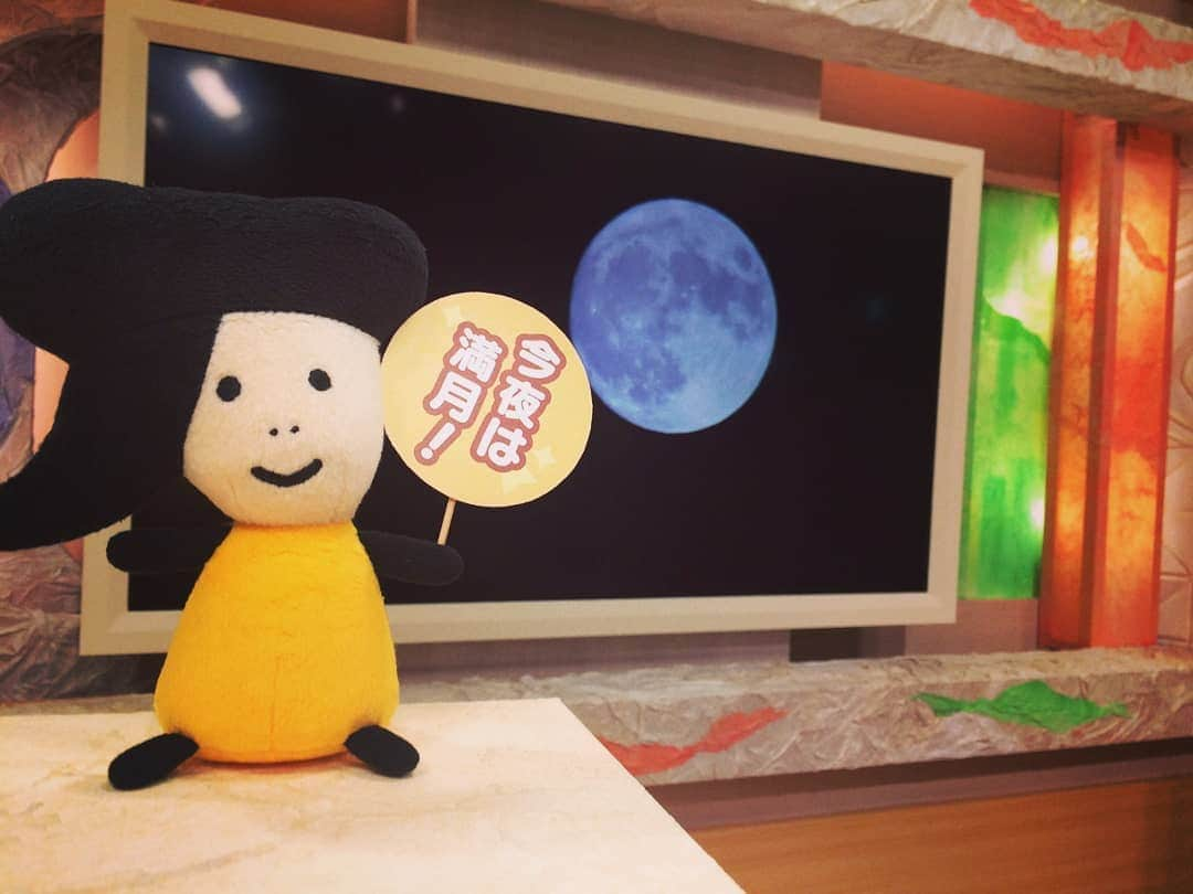 飯田嘉太さんのインスタグラム写真 - (飯田嘉太Instagram)「今日は中秋の名月🌕  生放送中にも綺麗なお月様✨  仕事終わりにスマホで撮りましたが結果は案の定… 望遠レンズ欲しくなる🔭  今週末は長野に出張👏 石川ミリオンスターズの地区チャンピオンシップへ⚾️📣 優勝だー‼  #石川さん #月 #中秋の名月 #スマホじゃただの光の玉 #望遠レンズほしい #明日から出張 #野球 #bcリーグ #石川ミリオンスターズ #地区チャンピオンシップ #目指せ優勝 #ツエーゲン金沢 #行きたかった… #体が2つ欲しい」9月13日 23時02分 - kabuto_iida