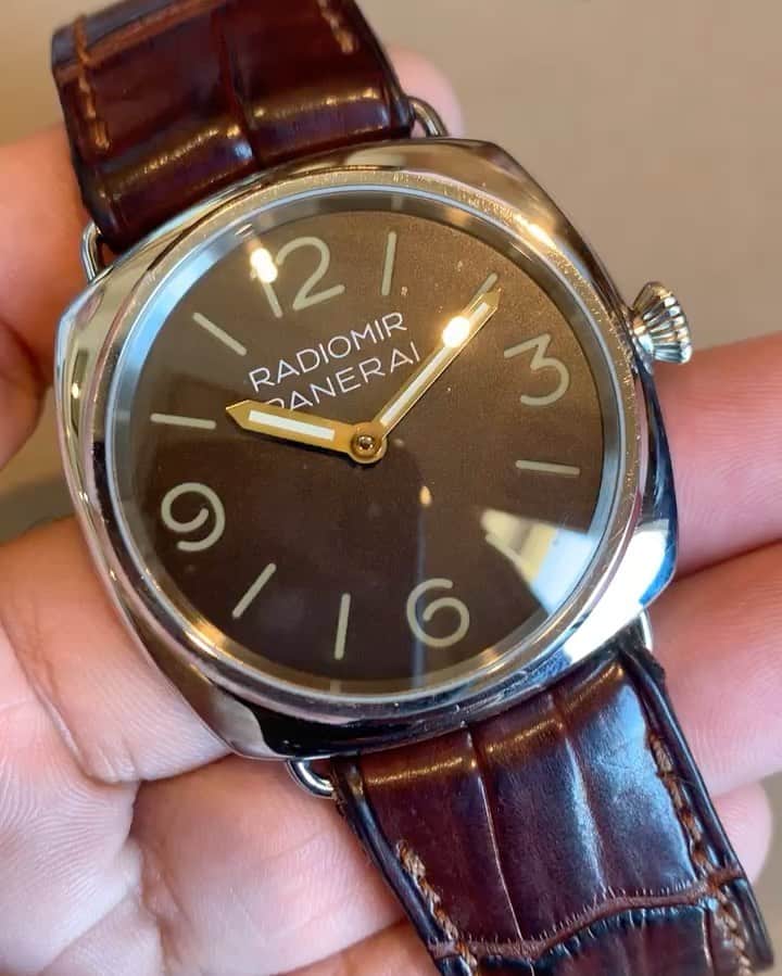 パネライのインスタグラム：「You wanna talk about something you don’t really see out in the wild too often? How about this #Panerai #PAM21 47mm Platinum Radiomir powered by a Rolex 618 Movement. This piece came out in 1997 and was limited to only 60 units ever made.  I got the luxury of enjoying it for a little time while I visited my good buddy over at @watches_oliversmith #paneraicentral」