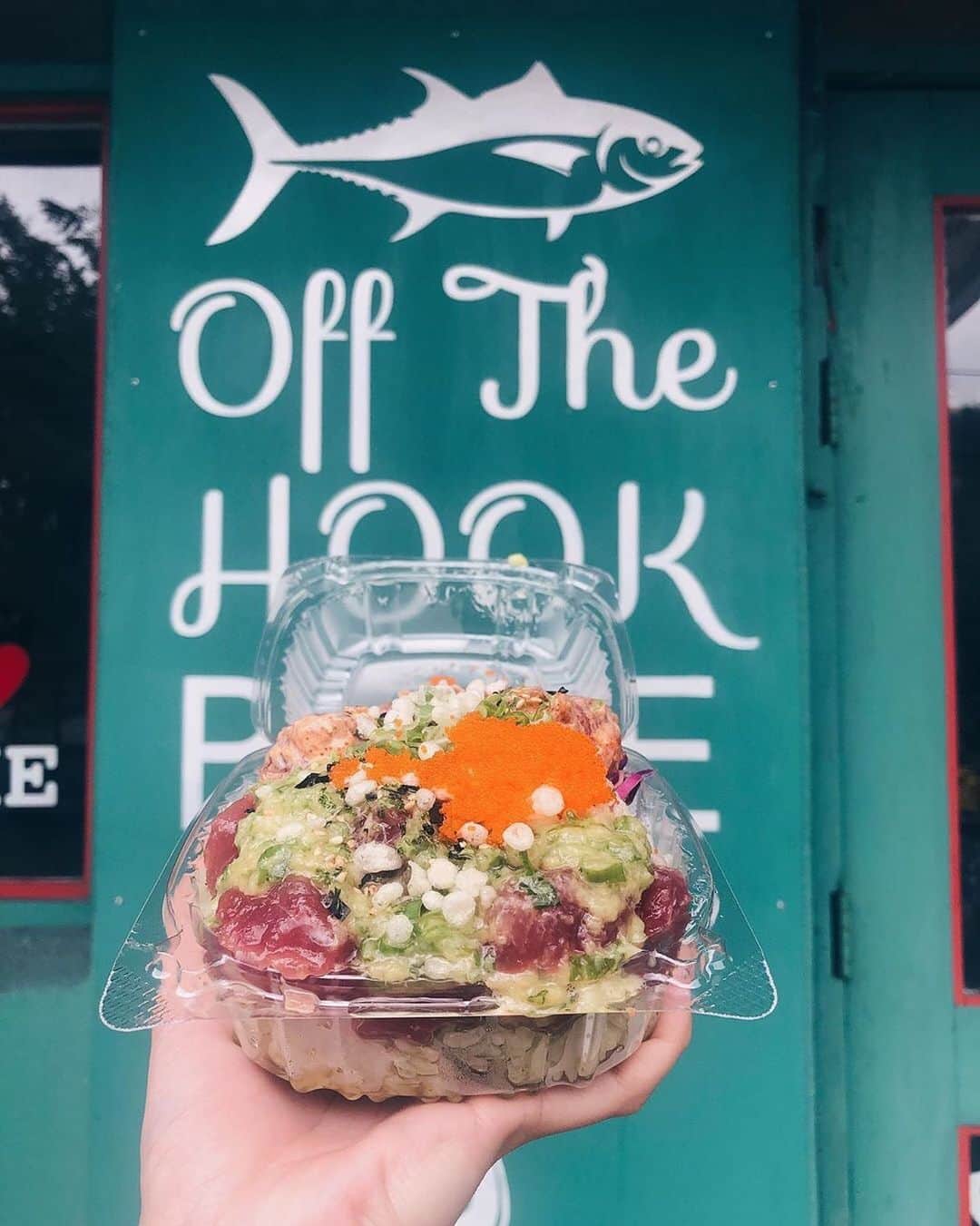 のインスタグラム：「私の大好きなポケボウルのお店の紹介です🐠みんな見てね〜🤗 Posted @withrepost • @hawaii_tv_official ⠀ ハワイNo.1のポケボウル🐟❣️？！⠀ ハワイ在住のナビゲーター @naomiayukawa が⠀ おすすめするマノア地区の @offthehookpokemarket⠀⠀⠀ フォトスポットでも有名な⠀ 緑のスターバックスの並びの建物にあります☕️⠀ ナオミおすすめのジンジャーアヒは⠀ ほうれん草入りオリジナル酢飯との相性抜群！⠀ ⠀ 場所 : 2908 E Manoa  Rd Honolulu, HI 96822⠀ 営業時間 : 月〜土 11:00〜18:00⠀ ⠀ #HAWAII_TV#ハワイ#ハワイグルメ#ポケボウル#海外旅行#オフザフックポケマーケット」