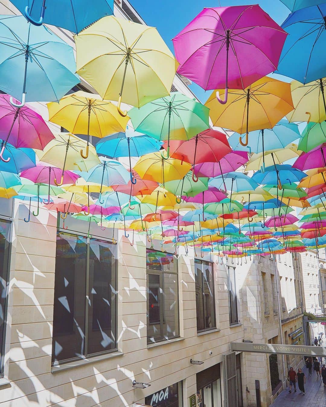 Najiiのインスタグラム：「Umbrellas - - よくあるやつ - - @Bordeauxwinesjp - たまたま通りすがったボルドーでの一コマ - #Bordeaux #bordeauxwines #ボルドーワイン」