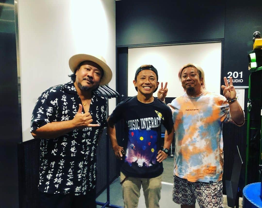 のインスタグラム：「【800だョ全員集合！！】 MONGOL800のお二人とデラックスバンド！そしてPES。僕らを繋いでくれたのは大好きな音楽と大好きな1人の男。彼の想いを胸にさあ、精一杯歌うのさ！　大阪と東京公演に僕は出演させていただきます。イエス！ 明日14日大阪。そして20日が東京です。 #遊びましょ #mongol800  #モンゴル800  #pes #gakumc #ガクエムシー  #詳細はプロフィールにあるリンクから僕のサイトへ」