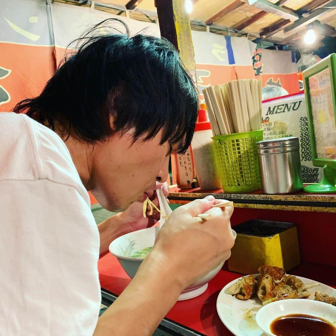 氏原ワタルさんのインスタグラム写真 - (氏原ワタルInstagram)「福岡入りして肉食ってラーメン食って明日に備える 古賀ちゃん屋台ラーメンうまかったです ラーメンは みんな違って みんないい  明日は15時30分くらいから初のデパート屋上ライブ！よろしくね 詳しくはhttps://www.waterloo-net.com/」9月13日 23時15分 - wataru_ujihara