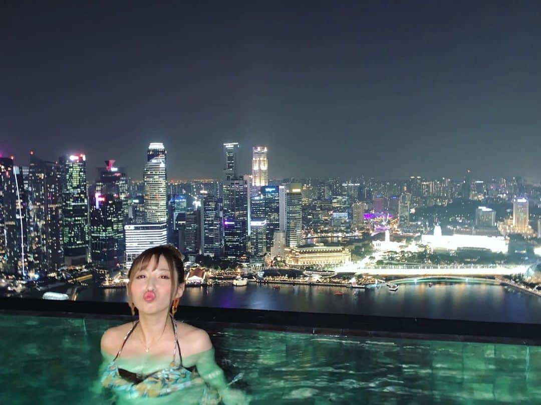 成瀬心美さんのインスタグラム写真 - (成瀬心美Instagram)「☺️ . . ホテルは Marina Bay Sandsに 泊まりました☺️ . . ずっと楽しみにしていた インフィニティプール❤️ . . 夜はシンガポールの夜景が 一望出来て もう絶景すぎてやばかった😭 . . #singapore #marinabaysands #hotel #pool #nightpool #swimw #trip #girlstrip #happy #summervacation #夜景 #女子旅 #instapic #instagood #instalike #followｍe」9月13日 23時23分 - coco3ndazo
