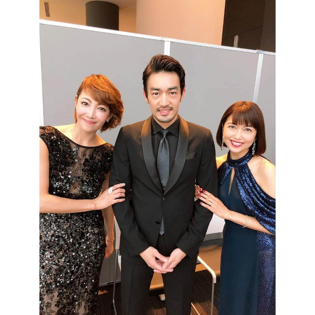 柚希礼音さんのインスタグラム写真 - (柚希礼音Instagram)「. ㊗️ボディガード 来日版初日のレッドカーペットに登壇させていただきました😊 . そして 新妻聖子さん、大谷亮平さんと一緒に並んで、 舞台観させていただきました‼️‼️ . 私が昨年末にイギリスで観て感激したアレクサンドラバークさんのレイチェルを早く皆様にも観ていただきたいです💗💗 そしてジェンリーさんのレイチェルも早く観たい🥰 . 素晴らしい 来日版ボディガード‼️‼️ そして 日本版も 宜しくお願いします😊  ジュエリー @boucheron  #ボディガード #アレクサンドラバーク さん #ジェンリーシャロー さん #ブノワマレシャル さん #新妻聖子 さん #大谷亮平 さん #柚希礼音」9月13日 23時28分 - reonyuzuki_official