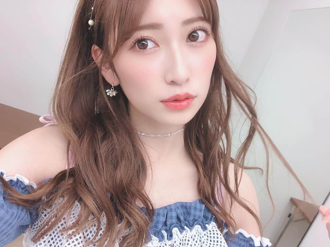 吉田朱里さんのインスタグラム写真 - (吉田朱里Instagram)「今日の私はこんな感じでした🙈🙈🙈 . 歌番組の時は  チーク濃いめ、リップはオーバーリップ、アイメイクはキラキラって決めてます✨」9月13日 23時30分 - _yoshida_akari