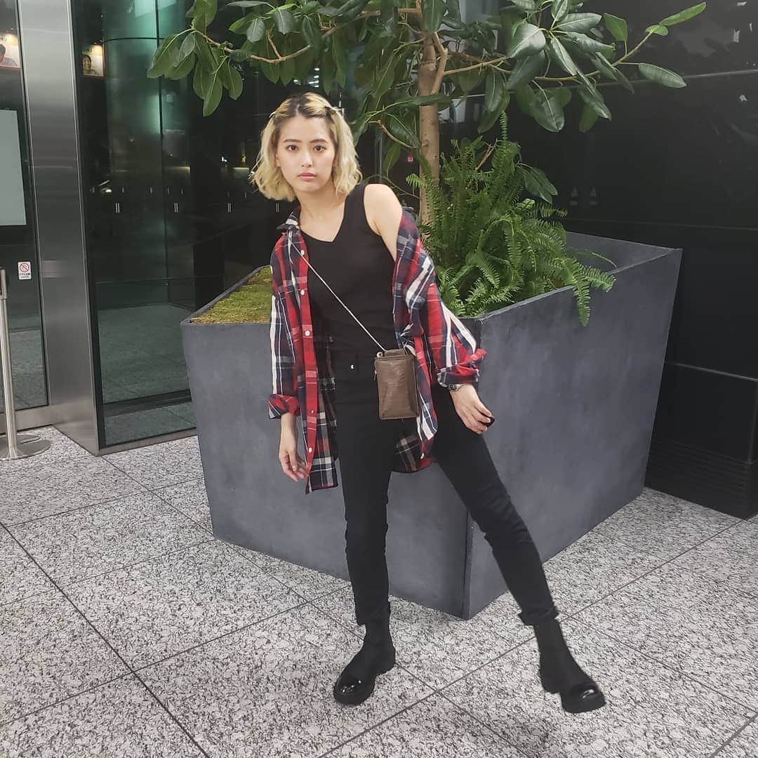 のインスタグラム：「ネットサイン会ありがとうございました👼💫どうでしたか?私めちゃ楽しかったよ☺️. . . 👔:@traditionalweatherwear 👕:@hare_official 👖:@gu_global 👢:@zara 👝:@asknowaspinky . . #ootd #fashion #ファッション #lunastagram #森瑠菜 #カジュアル #red #black #autumn #traditional #hare #gu #zara #asknowaspinky #きょこ #오오티디 #코디 #赤コーデ #黒コーデ #秋ファッション #サイドゴアブーツ #チェックシャツ #スキニー」