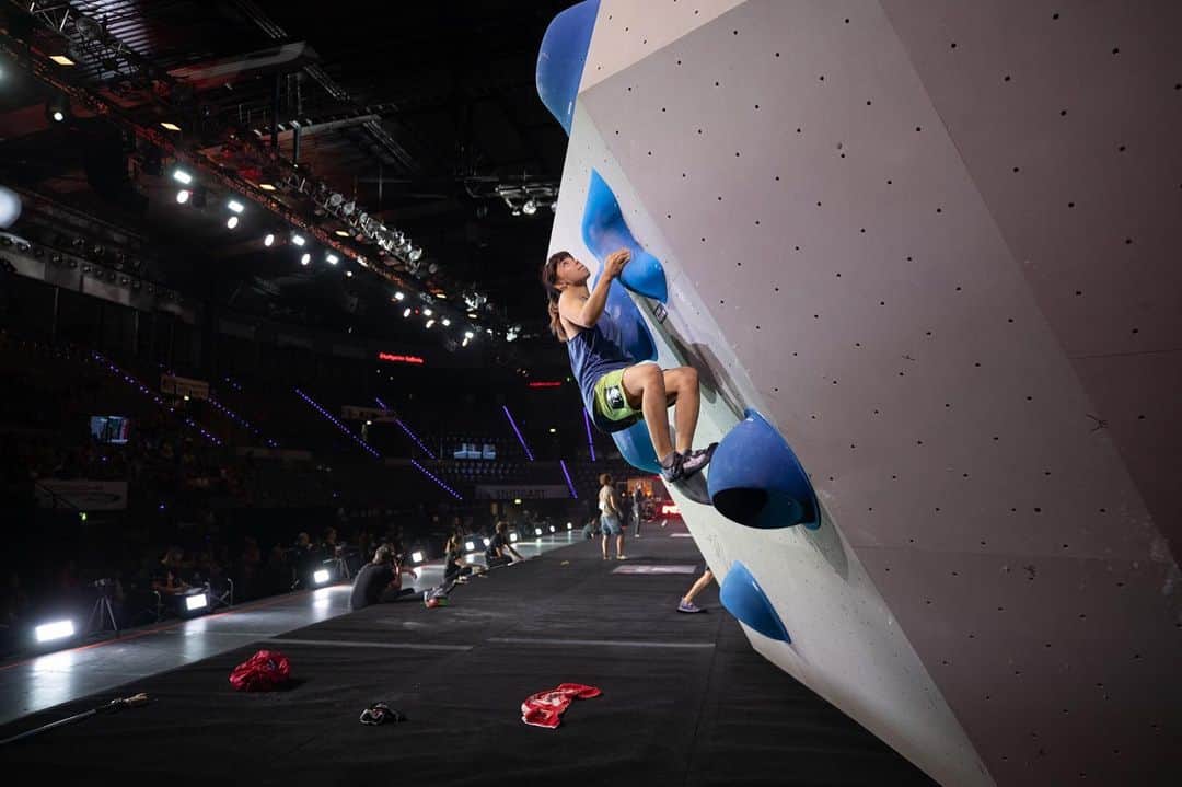 中村真緒のインスタグラム：「Qualification ✅ I got 13th place. 🔜semifinal @adidasrockstars ⭐️ ・ ・ 予選は13位で無事通過😆 明日の準決勝も頑張ります！ ・ ・ @addfriction @mudhand_cb @phiten_official @e9clothing_official @frictionlabs  #climbing #bouldering #adidasrockstars2019 #クライミング #ボルダリング #マオハンド」