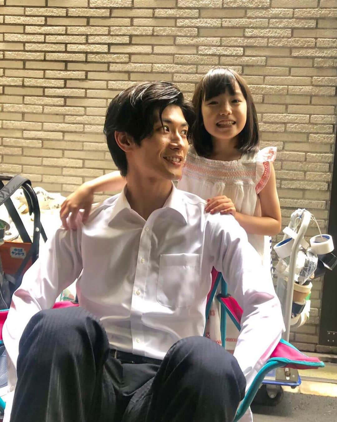 フジテレビ ドラマ「TWO WEEKS」さんのインスタグラム写真 - (フジテレビ ドラマ「TWO WEEKS」Instagram)「【TWO WEEKS 最終回まであと4日！】 最終回までのカウントダウン⏰ 掘り出しオフショットシリーズ💚💛 . 約2ヶ月前...。この時からずっと仲良しの2人👫 もう見られなくなると思うと、寂しさが込み上げてきます😭 .﻿ #TWOWEEKS #TW #火9ドラマ #三浦春馬 #芳根京子 #比嘉愛未 #三浦貴大 #稲垣来泉 #近藤公園 #鈴木仁 #バッファロー吾郎A #磯村勇斗 #原沙知絵 #池田鉄洋 #高嶋政伸 #黒木瞳」9月13日 23時45分 - twoweeks_ktv