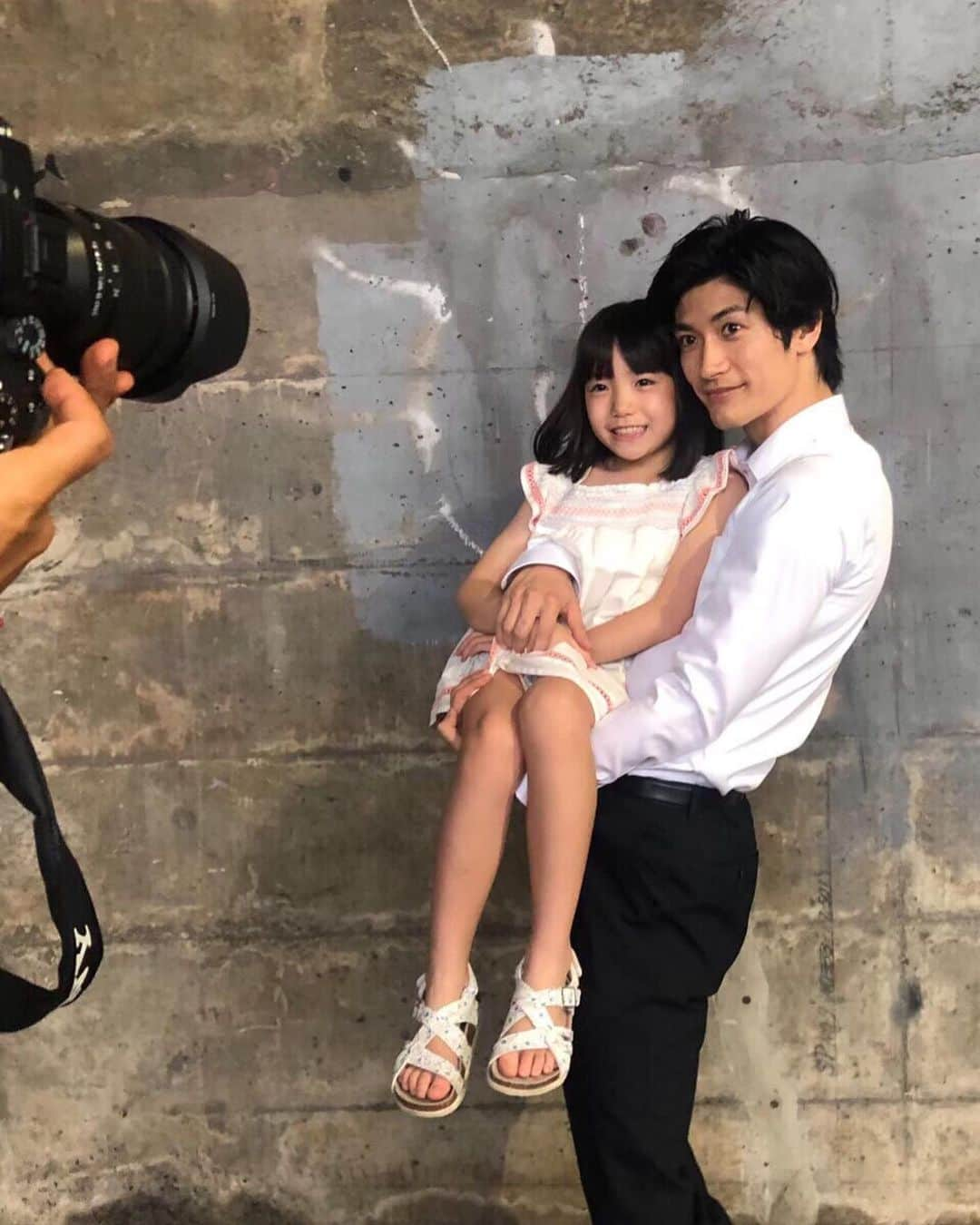 フジテレビ ドラマ「TWO WEEKS」さんのインスタグラム写真 - (フジテレビ ドラマ「TWO WEEKS」Instagram)「【TWO WEEKS 最終回まであと4日！】 最終回までのカウントダウン⏰ 掘り出しオフショットシリーズ💚💛 . 約2ヶ月前...。この時からずっと仲良しの2人👫 もう見られなくなると思うと、寂しさが込み上げてきます😭 .﻿ #TWOWEEKS #TW #火9ドラマ #三浦春馬 #芳根京子 #比嘉愛未 #三浦貴大 #稲垣来泉 #近藤公園 #鈴木仁 #バッファロー吾郎A #磯村勇斗 #原沙知絵 #池田鉄洋 #高嶋政伸 #黒木瞳」9月13日 23時45分 - twoweeks_ktv