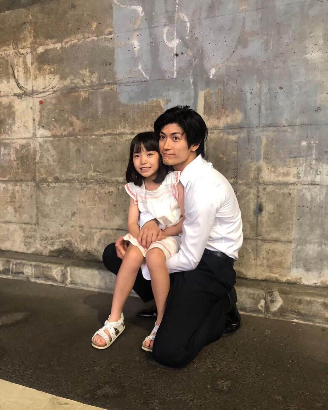 フジテレビ ドラマ「TWO WEEKS」さんのインスタグラム写真 - (フジテレビ ドラマ「TWO WEEKS」Instagram)「【TWO WEEKS 最終回まであと4日！】 最終回までのカウントダウン⏰ 掘り出しオフショットシリーズ💚💛 . 約2ヶ月前...。この時からずっと仲良しの2人👫 もう見られなくなると思うと、寂しさが込み上げてきます😭 .﻿ #TWOWEEKS #TW #火9ドラマ #三浦春馬 #芳根京子 #比嘉愛未 #三浦貴大 #稲垣来泉 #近藤公園 #鈴木仁 #バッファロー吾郎A #磯村勇斗 #原沙知絵 #池田鉄洋 #高嶋政伸 #黒木瞳」9月13日 23時45分 - twoweeks_ktv