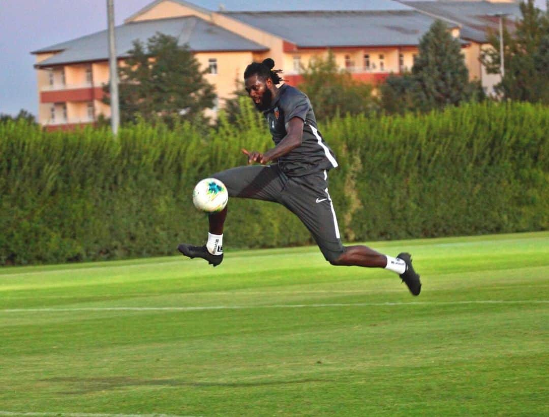 エマニュエル・アデバヨールさんのインスタグラム写真 - (エマニュエル・アデバヨールInstagram)「SEA, results or excuse. You choose ! 🙏🏾⭐️⚽️💥🌪💛❤️#GodFirst #KeepMoving #LoveMyLife #LoveMyJob #SummerToRemember #PoolSide  #LoveMyLife #Lifestyle #LoveMyJob #LiveLife #FunTime #MarechalSEA #teamSEA #NoTimeToCheckTime #AfricaUnited #228Forever #Lifesgood」9月14日 0時02分 - e_adebayor