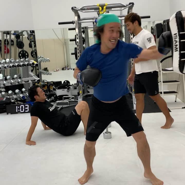 岸本加世子のインスタグラム：「かよちゃんトレーニング。大盛り食べやがってコノヤロー編。🤣 #bravegym #武田光司#やついいちろう」