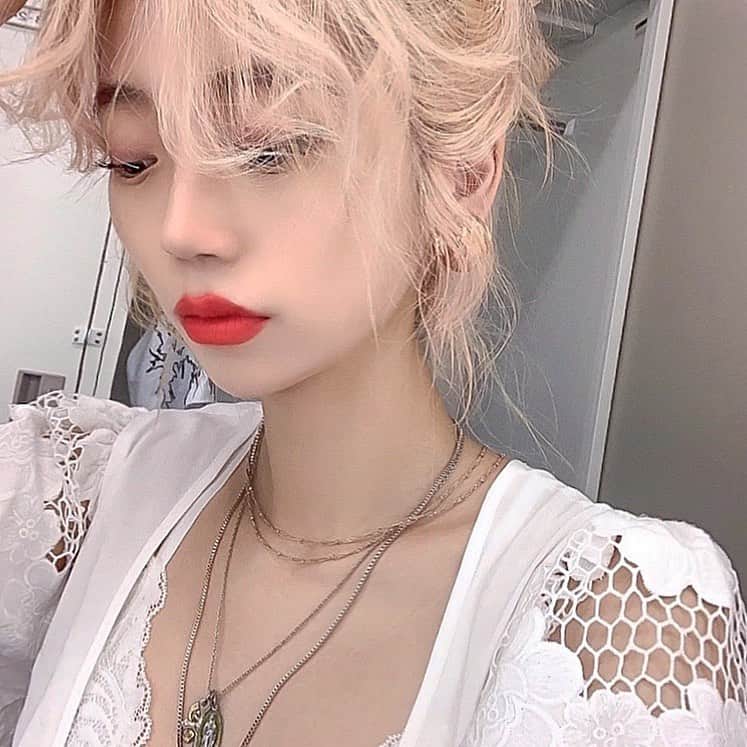 原涼香のインスタグラム：「ヘアショーの時はくるんくるん💡💓 アップポニーテールでした🦋 若返りました...( ◠‿◠ )！ ㅤㅤㅤㅤㅤㅤㅤㅤㅤㅤㅤㅤㅤ」