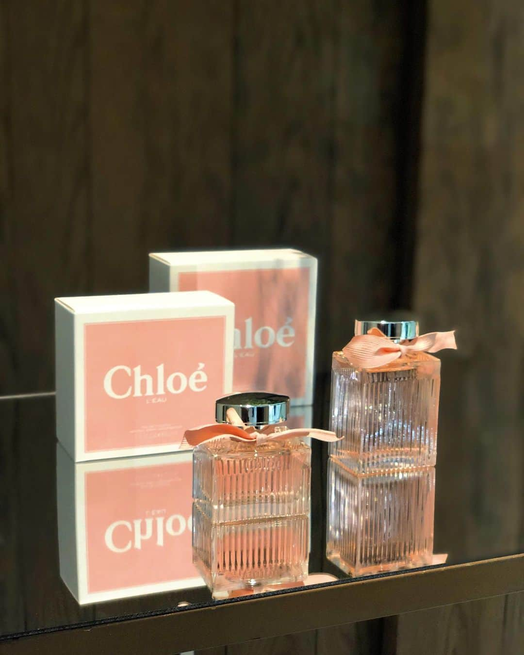 難波サキさんのインスタグラム写真 - (難波サキInstagram)「@chloe New fragrance debut 🌹 ・ 「クロエ ロー オードトワレ」 Chloeならではの 晴れやかで爽やかなフローラルノート。 ローズとマグノリアのニュアンスが 溶け合ってうっとり sexy さも感じる香りでした🎀 #chloegirls  #フレングラス #chloe #クロエ」9月13日 23時57分 - sakinanba