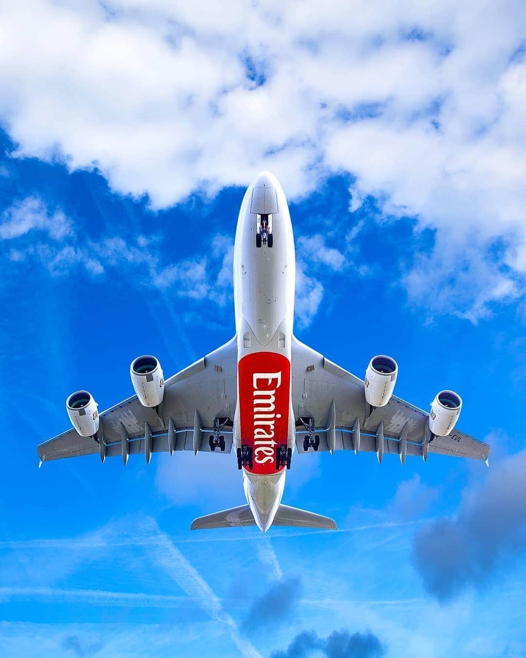 エミレーツ航空さんのインスタグラム写真 - (エミレーツ航空Instagram)「Am I landing or taking off? Image credit: @WolnerChris  #EmiratesAirline #FlyEmiratesFlyBetter」9月14日 0時00分 - emirates