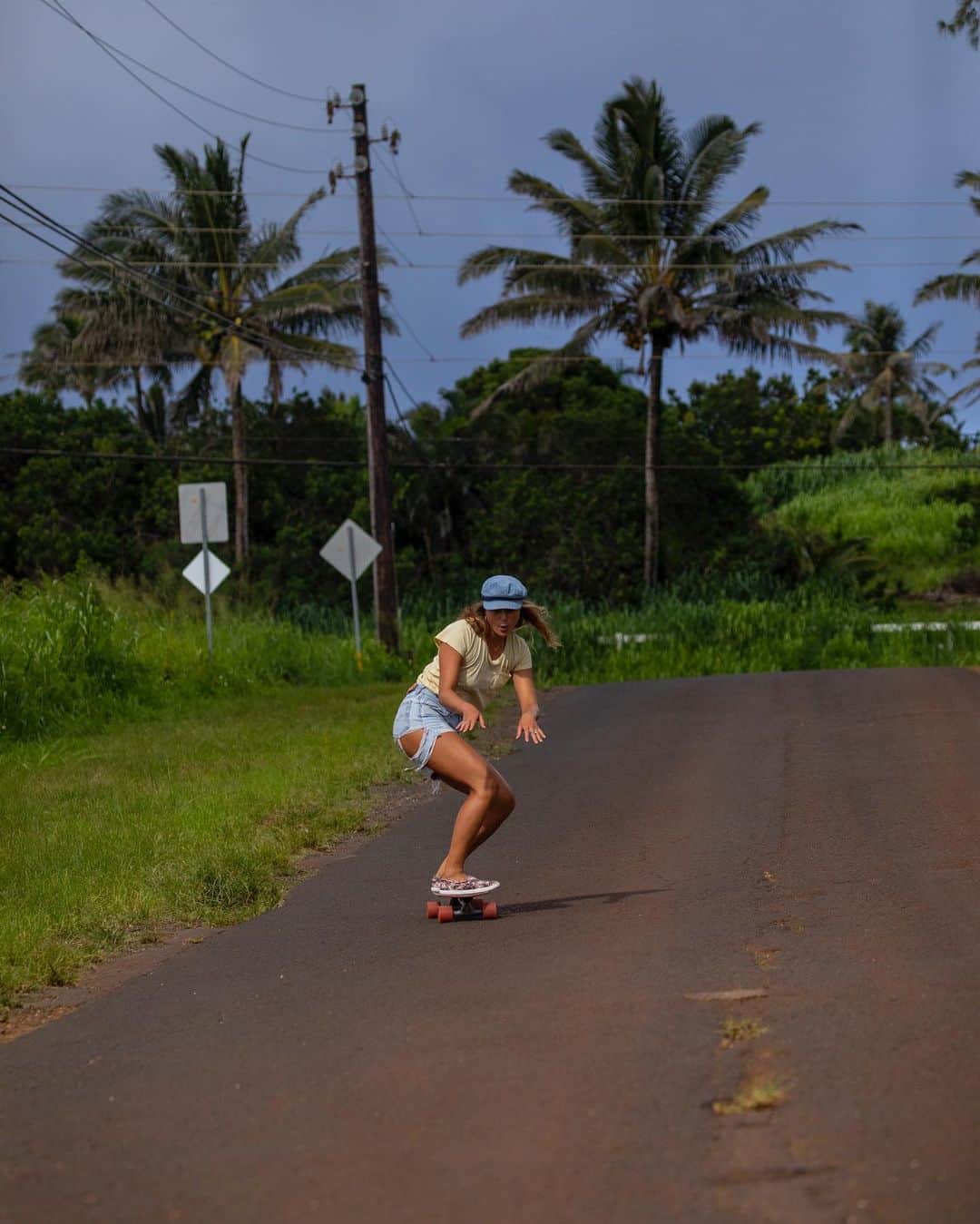 サヌークさんのインスタグラム写真 - (サヌークInstagram)「Professional fun-seeker and wave slider @kiana4s, finding smiles while waiting for winter to wake up on Kauai. #SanukPairODice #veganshoes #Sanuk #SmilePassItOn」9月14日 0時03分 - sanuk