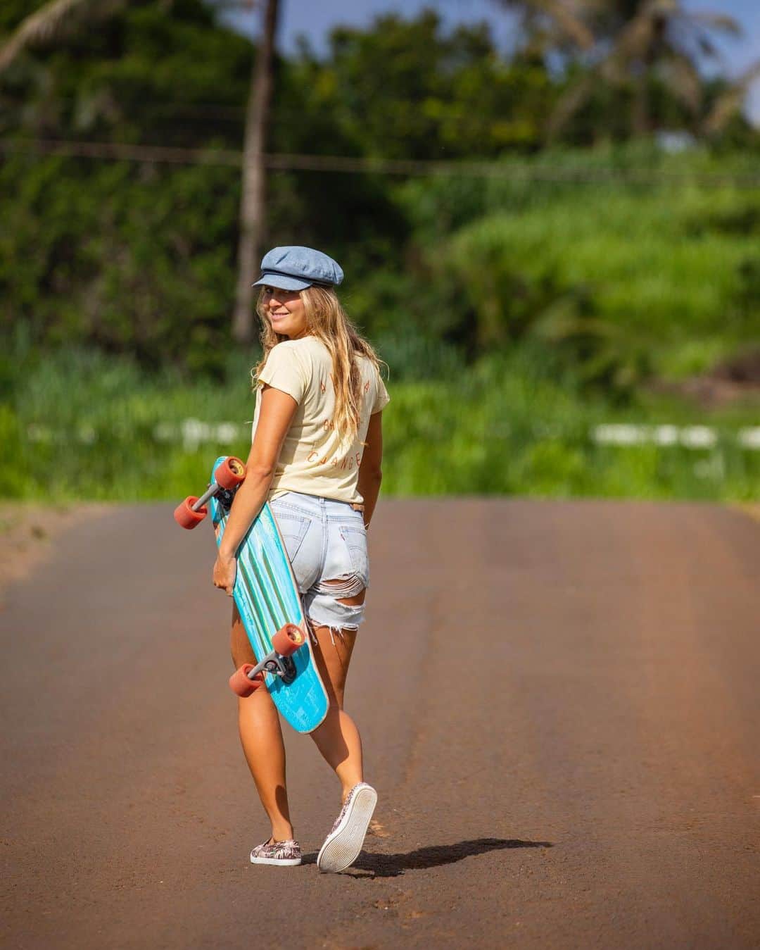 のインスタグラム：「Professional fun-seeker and wave slider @kiana4s, finding smiles while waiting for winter to wake up on Kauai. #SanukPairODice #veganshoes #Sanuk #SmilePassItOn」