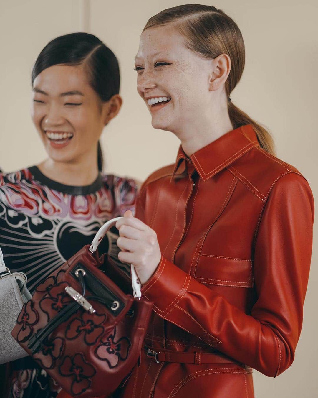 Longchampさんのインスタグラム写真 - (LongchampInstagram)「Backstage time flies when you’re having fun.  Models: Sara Grace @walldamort, Hyun Ji Shin @iamhyunjishin Credits: Inès Manai @bleumanet  Location: Hearst Plaza at Lincoln Center for the Performing Arts in New York City Set design: @bureaubetak Capture: @bureauFuture Casting: @emperor.lee  #LONGCHAMPSS20 #LongchampNYSS20 #LongchampNYC #LongchampRTW #FashionWeek #InstaFashion #NYFW #InstaStyle #InstaTravel #Style」9月14日 0時06分 - longchamp