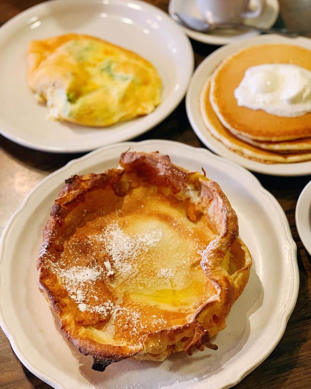中田絵里奈さんのインスタグラム写真 - (中田絵里奈Instagram)「. Original Pancake Houseのダッチベイビー🥞💕🍋 . 実はハワイで行くのは初めて🌺  ローカルな雰囲気とモチモチのダッチベイビー❤︎レモンとホイップバターをかけて食べるシンプルなお味が美味しかった🥺🍋 . 大きさが分からなくてオムレツも頼んだら大きなパンケーキも付いてきてすごい量に、、🤣 . ハワイのお店はほとんどがお持ち帰りできるのでお持ち帰りしました😊🛍 . . #オリジナルパンケーキハウス #theoriginalpancakehouse #ハワイパンケーキ #ダッチベイビー #パンケーキ #ハワイ旅行 #hawaii #ハワイ #ワイキキ #ワイキキビーチ #waikiki #ハワイ旅 #3世代ハワイ #赤ちゃん連れハワイ #子連れハワイ #ハワイ観光 #家族ハワイ #hawaiitrip」9月14日 0時14分 - erinanakata