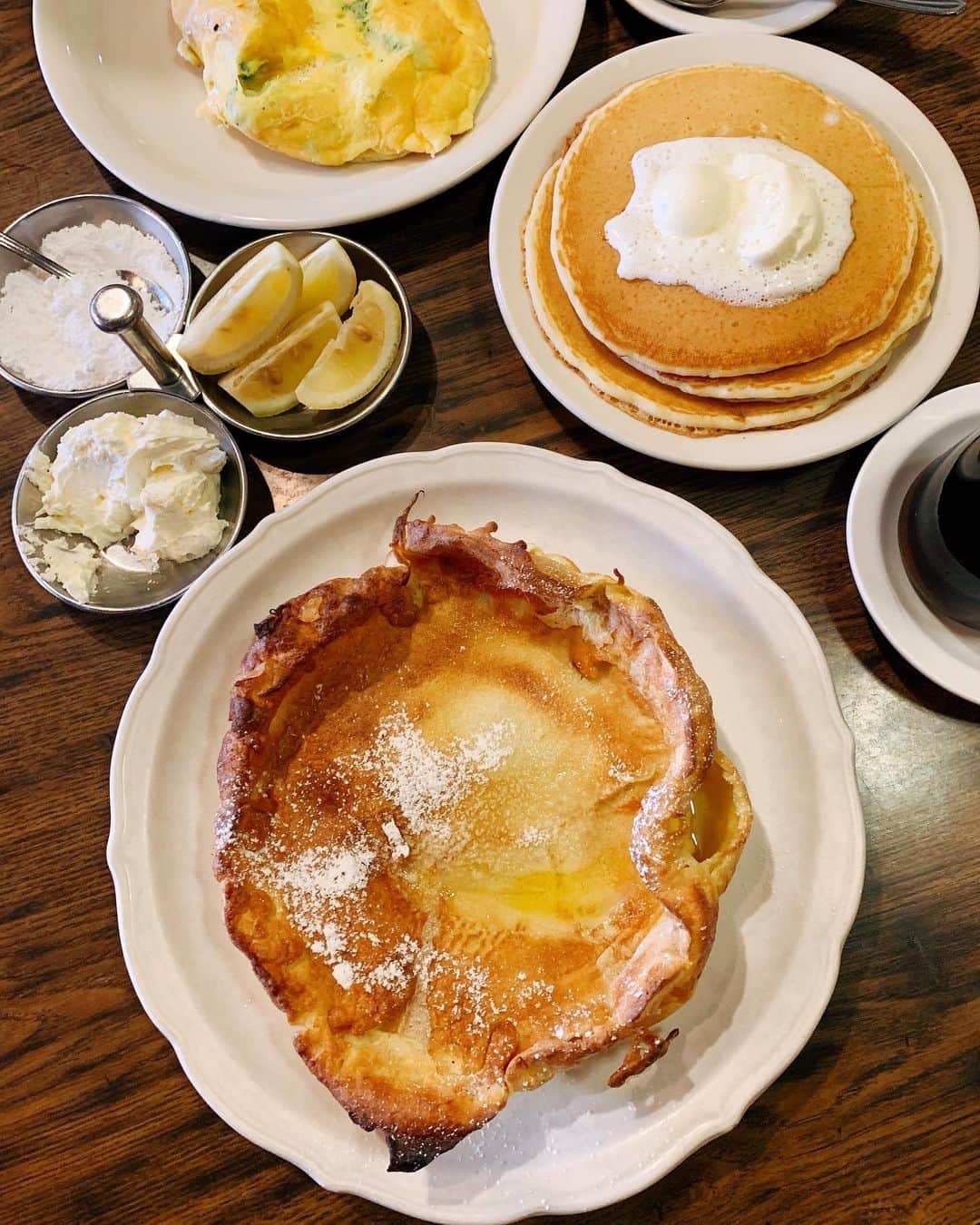 中田絵里奈さんのインスタグラム写真 - (中田絵里奈Instagram)「. Original Pancake Houseのダッチベイビー🥞💕🍋 . 実はハワイで行くのは初めて🌺  ローカルな雰囲気とモチモチのダッチベイビー❤︎レモンとホイップバターをかけて食べるシンプルなお味が美味しかった🥺🍋 . 大きさが分からなくてオムレツも頼んだら大きなパンケーキも付いてきてすごい量に、、🤣 . ハワイのお店はほとんどがお持ち帰りできるのでお持ち帰りしました😊🛍 . . #オリジナルパンケーキハウス #theoriginalpancakehouse #ハワイパンケーキ #ダッチベイビー #パンケーキ #ハワイ旅行 #hawaii #ハワイ #ワイキキ #ワイキキビーチ #waikiki #ハワイ旅 #3世代ハワイ #赤ちゃん連れハワイ #子連れハワイ #ハワイ観光 #家族ハワイ #hawaiitrip」9月14日 0時14分 - erinanakata