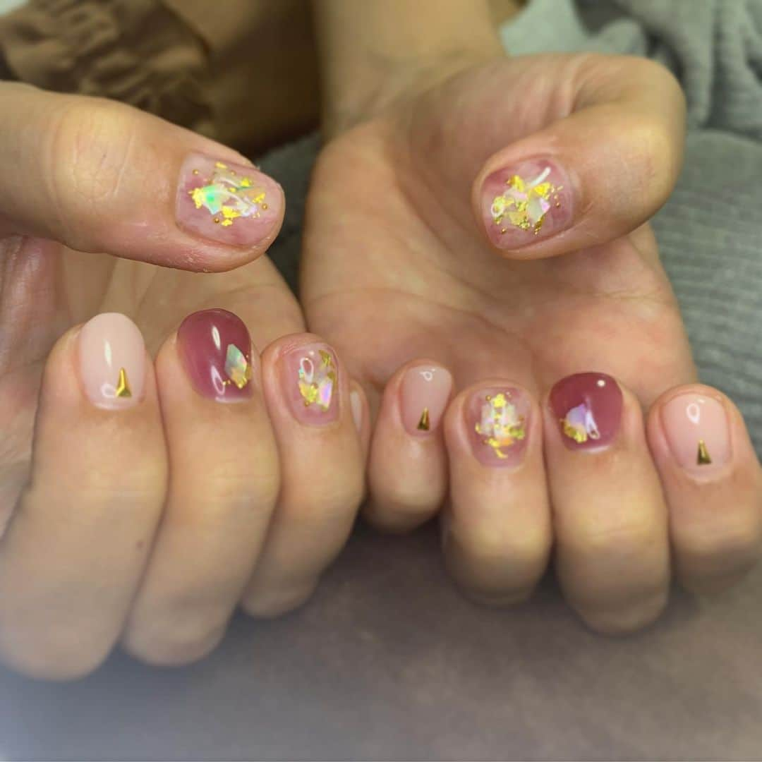 浜口順子さんのインスタグラム写真 - (浜口順子Instagram)「御ネイルチェンジしました💅 秋なので、ぶどう🍇ネイルです。 ホロがキラキラ綺麗🤩 いつも #CLASTYLE のネイリストさん・ みずほさんが可愛く仕上げてくださいます😭 ご丁寧にありがとうございます🙏 #はまじゅん御ネイル #ネイル #nail #nailart #ジェルネイル #ネイルアート #nails #美甲 #naildesign #ネイルデザイン #gelnail #ネイルサロン #ジェル #art #gelnails #秋ネイル #アート #ジェルアート #ショートネイル #love #指甲 #fashion #gelart #nailsalon #beauty #japanesenailart #クラスタイル #プライベートサロンnica」9月14日 0時18分 - hamaguchijunko