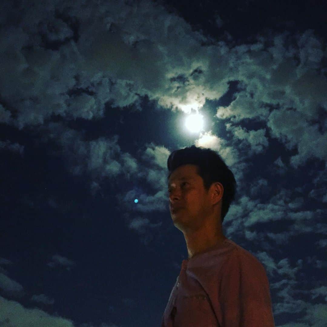 西川忠志さんのインスタグラム写真 - (西川忠志Instagram)「中秋の名月〜月光浴  9月13日・中秋の名月。 天気予報では今年は大阪は見るのが難しいと言ってました。  帰宅して空を見上げても案の定 雲に隠れて月は見えませんでした。 夕飯を食べ、お風呂に入り、 時計を見るとまだ0時迄15分程ありました。 空を見上げると！見えた！お月様！ 今年も中秋の名月を見ることができました！ 良い月光浴ができました。  感謝  写真は妻に撮ってもらいました。  #中秋の名月 #仲秋の名月 #芋名月 #月光浴 #月 #お月様 #感謝  #西川忠志 #吉本新喜劇 #よしもと新喜劇 #ありがとう #空 #夜  #ありがとうございます #9月13日 #写真 #妻 #満月 #秋 #夜空  #自然 #お月見 #十五夜」9月14日 0時29分 - nishikawa_tada