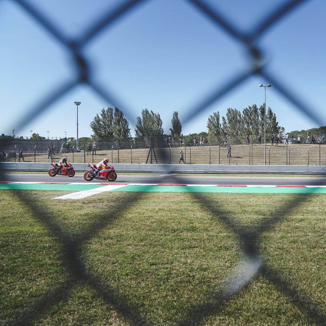 レプソル・ホンダさんのインスタグラム写真 - (レプソル・ホンダInstagram)「👀 through the fence. ⠀⠀⠀⠀⠀⠀⠀⠀⠀ #SanMarinoGP #MisanoGP #25RepsolHonda #Repsol #MotoGP #Honda #Racing #RepsolHonda #HRC #RC213V #JL99 #JorgeLorenzo #JL99😈 #MM93 #MarcMarquez #MM93🐜 #ThePowerOfDreams #Motorcycle #Italy #Practice #Rimini」9月14日 0時28分 - hrc_motogp