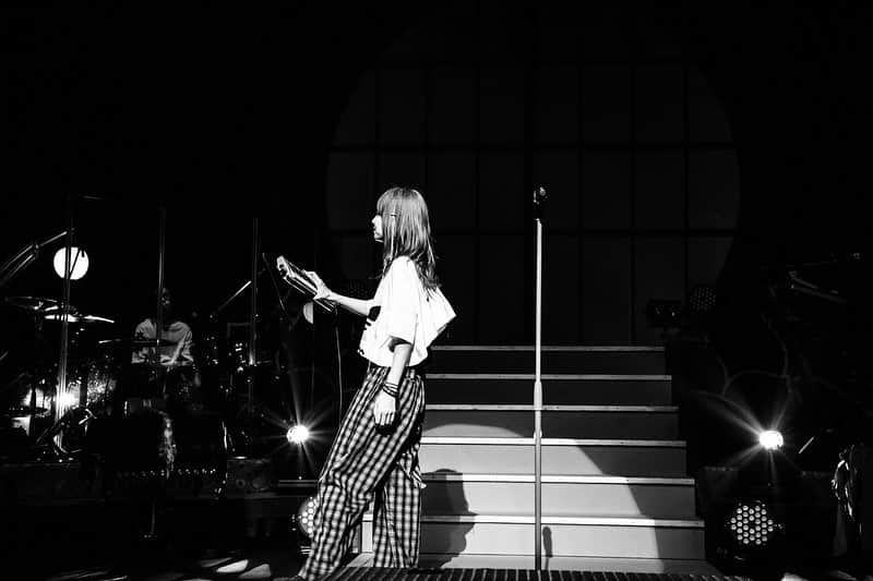 LiSAさんのインスタグラム写真 - (LiSAInstagram)「#紅蓮華ツアー あと5本。よろしくお願いします。 photo by. @cazrowaoki  #写殺 #LiSA #終わった後喉冷やす首輪つけられてるところ #ライブの度にいろんなものが調整されてビジョンや衣装や楽器が進化していく #ツアーたのしい」9月14日 0時21分 - xlisa_olivex