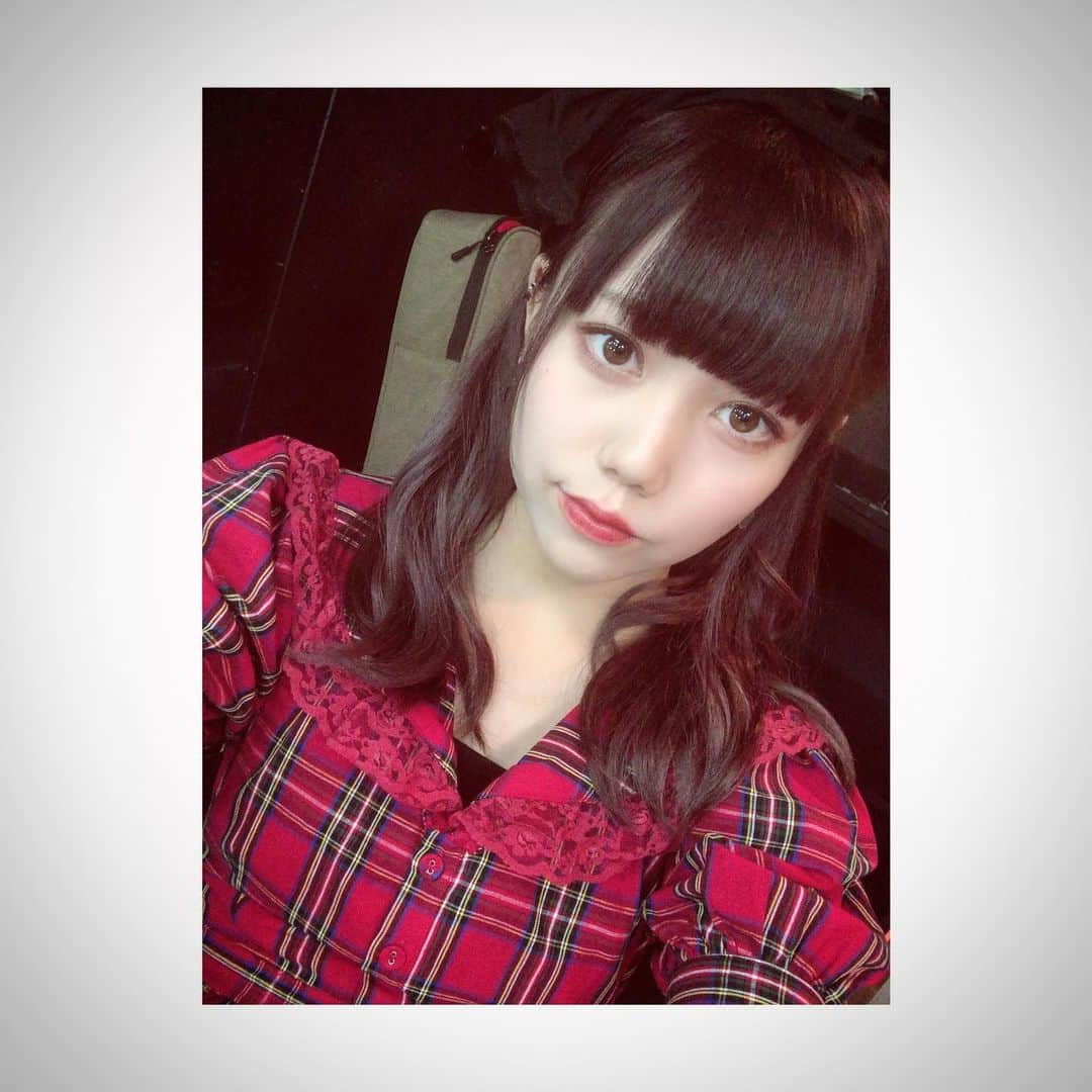 長久玲奈さんのインスタグラム写真 - (長久玲奈Instagram)「ライブの日の服装写真の自撮りこれぐらいしかなかった！  だいたい最近  自撮り＝親に送る用  だからほぼ真顔なんです。😑🤭 #チェックワンピース」9月14日 0時23分 - kurena_0511