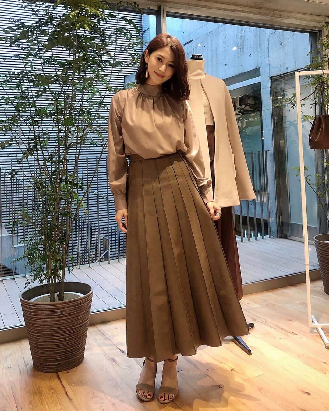 Sayuri（岸岡小百合）さんのインスタグラム写真 - (Sayuri（岸岡小百合）Instagram)「* レザーのスカートにピンクベージュのトップス。 コートも可愛くて試着が止まらず❤️ ウエスト位置が高めなだけでなく、 どこからみても美しいシルエットのコートは キャメル、グレー、ピンクの3種類‼️ * 久しぶりにあやちゃんにも会えました✨ @aya_kawamoto * * 中村さん @asami_nakamura_  梶さん @kajimari1226 をはじめ、 スタッフの方々が美しすぎて、 同じくオーバー30のあやちゃんと 「やばいなぁ🤤目の保養やなぁ」 と話しながら、こっちがいいだのあっちがいいだの いろいろ吟味。 長いこと居座りました🙇‍♀️🙇‍♀️ * ありそうでないカラーがどれも素敵でした✨ #レザースカート #カシェック #CACHEC #中村麻美 さん #2019AW #秋コーデ #冬コーデ」9月14日 0時25分 - sayuuringo
